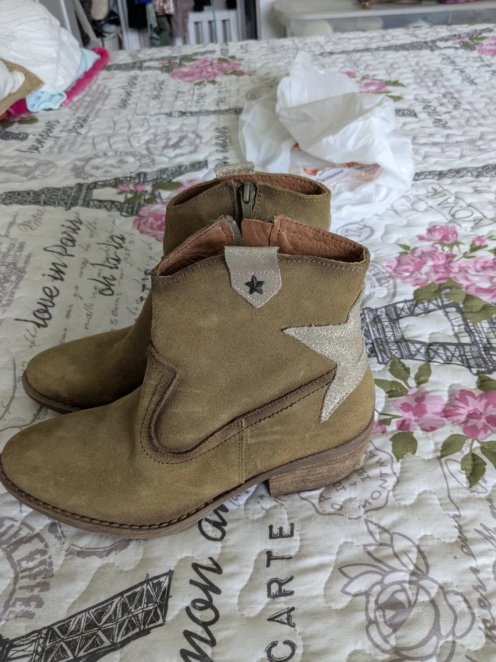 Women’s Suede Star Ankle Boots - Olive with Silver Star